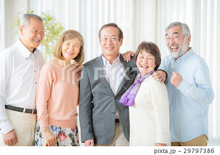 笑顔のシニア男女　5人 29797386