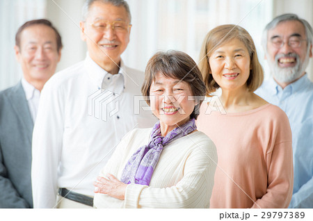 笑顔のシニア男女 5人 笑顔のシニア男女 5人 29797389