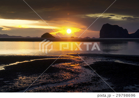 Silhouettes of Beautiful golden sunset in the sea Silhouettes of Beautiful golden sunset in the sea 29798696