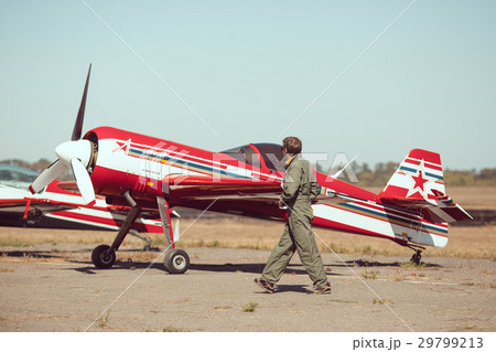 Pilot in front of vintage plane Pilot in front of vintage plane 29799213