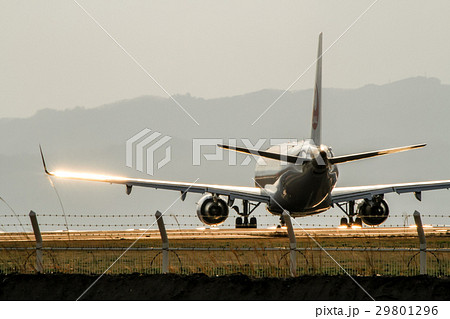 離陸準備している旅客機 離陸準備している旅客機 29801296