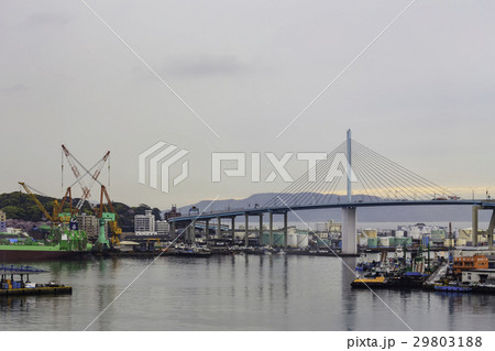 福岡市のランドマーク 荒津大橋　（曇り） 29803188
