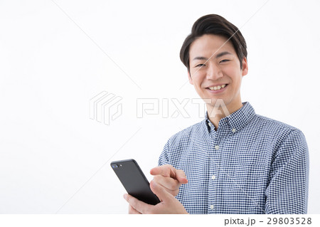 若い男性社員（スマホ） 29803528