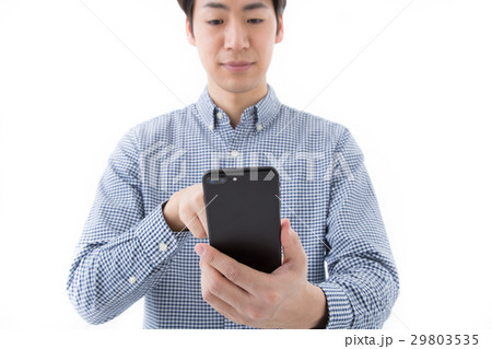 若い男性社員（スマホ） 29803535