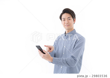 若い男性社員（スマホ） 29803536