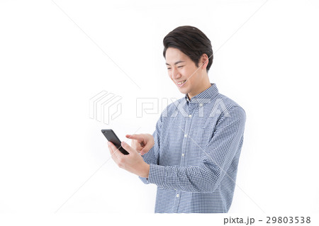 若い男性社員（スマホ） 29803538