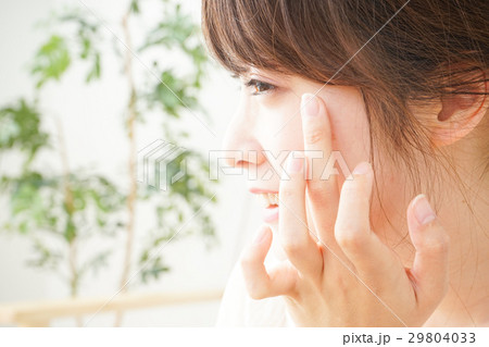 スキンケアをする若い女性 スキンケアをする若い女性 29804033