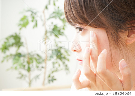 スキンケアをする若い女性 スキンケアをする若い女性 29804034