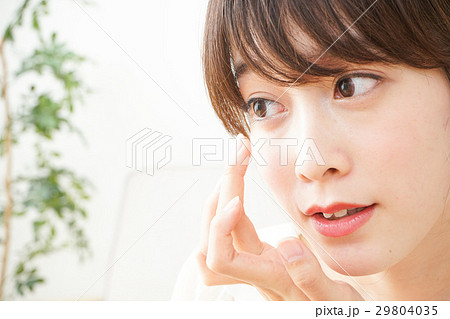 スキンケアをする若い女性 スキンケアをする若い女性 29804035