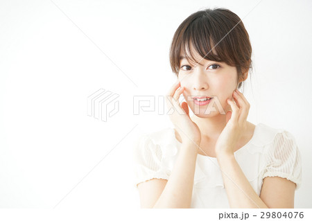 お化粧をする若い女性 お化粧をする若い女性 29804076