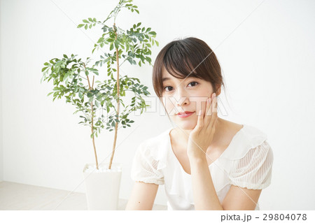 お化粧をする若い女性 お化粧をする若い女性 29804078