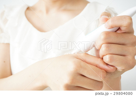 お化粧をする若い女性 お化粧をする若い女性 29804080