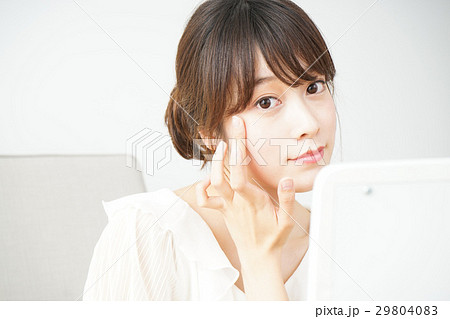 お化粧をする若い女性 29804083
