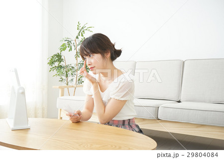 お化粧をする若い女性 29804084