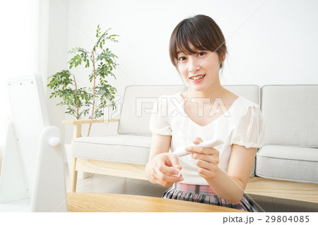 お化粧をする若い女性 29804085