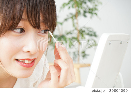 お化粧をする若い女性 お化粧をする若い女性 29804099