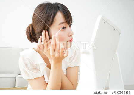 お化粧をする若い女性 29804101