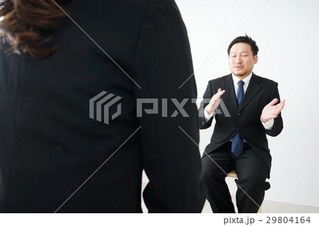 面接を受ける中年の男性 面接を受ける中年の男性 29804164