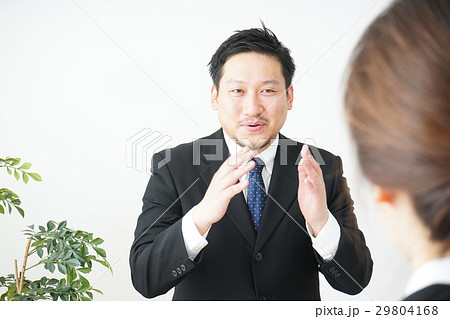 面接を受ける中年の男性 面接を受ける中年の男性 29804168