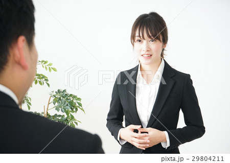 面接を受ける若い日本人の女性 面接を受ける若い日本人の女性 29804211