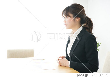 訪問営業をする若いビジネスウーマン 29804363
