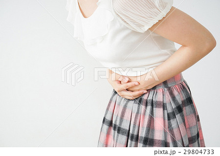 腹痛でおなかを押さえる若い女性 腹痛でおなかを押さえる若い女性 29804733