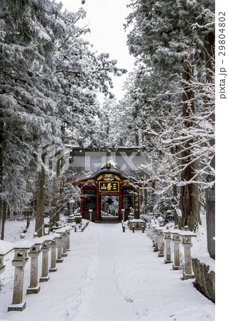 雪降る日の三峯神社 随身門の写真素材