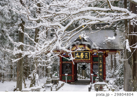 雪降る日の三峯神社 随身門 雪降る日の三峯神社 随身門 29804804