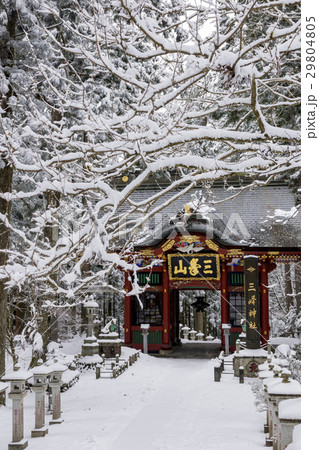 雪降る日の三峯神社 随身門の写真素材