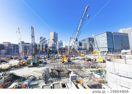 オフィス街の大規模建設現場 29804806