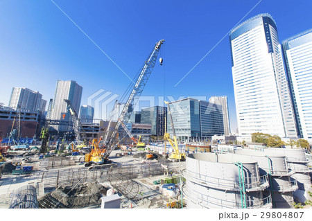 オフィス街の大規模建設現場 29804807