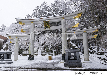 雪降る日の三峯神社 鳥居の写真素材