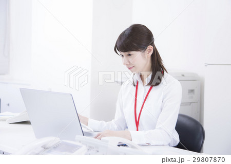 オフィスシーン　仕事する女性 29807870