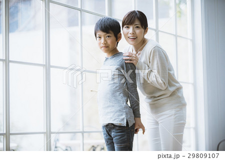 窓の外を眺める母子 29809107
