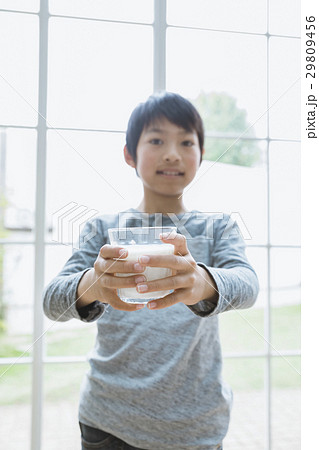牛乳を飲む少年 牛乳を飲む少年 29809456