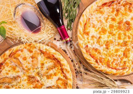 Pizza of the Polo and Kvatro Formadzhi's pizza wit 29809923