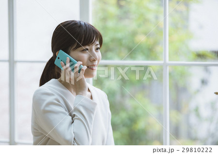 スマホを手にするOL スマホを手にするOL 29810222