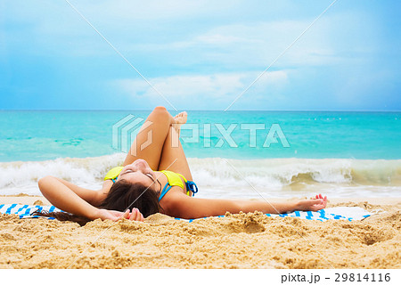 Young Beautiful Suntan Woman Lying Tropical Beach Young Beautiful Suntan Woman Lying Tropical Beach 29814116