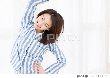 パジャマを着た女性 パジャマを着た女性 29815422