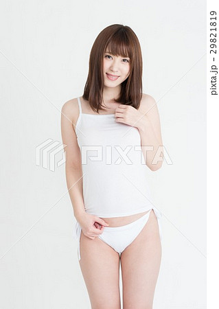 白いキャミソールを着たセクシーな女性の写真素材