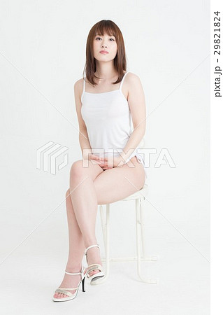 白いキャミソールを着たセクシーな女性の写真素材 2914