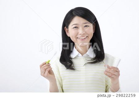 歯ブラシを持つ若い女性 歯ブラシを持つ若い女性 29822259