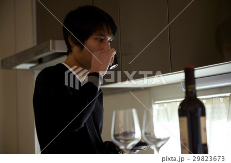 キッチンでホームパーティーの準備をする男性 29823673