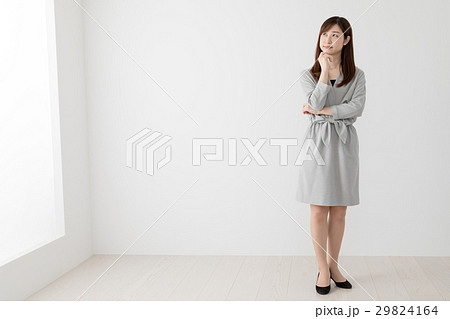 笑顔の女性、考える 29824164