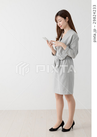 携帯電話を使う女性、ビジネス 携帯電話を使う女性、ビジネス 29824233