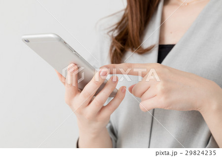 携帯電話を使う女性、ビジネス 29824235