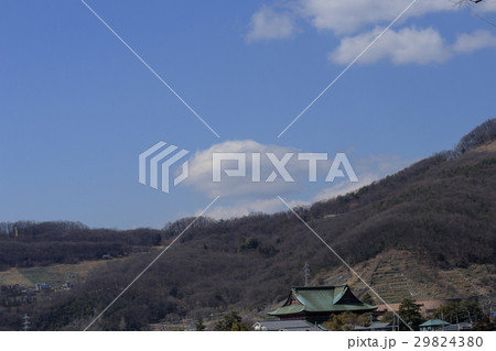 甲府市郊外にかかる変わった形の雲 甲府市郊外にかかる変わった形の雲 29824380