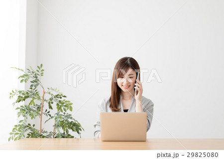 ノマドワーカー、女性、通話、会話、携帯電話、ノートパソコン、ラップトップ、 ノマドワーカー、女性、通話、会話、携帯電話、ノートパソコン、ラップトップ、 29825080
