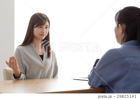 訪問営業をする女性、主婦、不満、値下げ、交渉 29825141