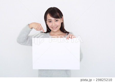 案内をする女性 案内をする女性 29825210